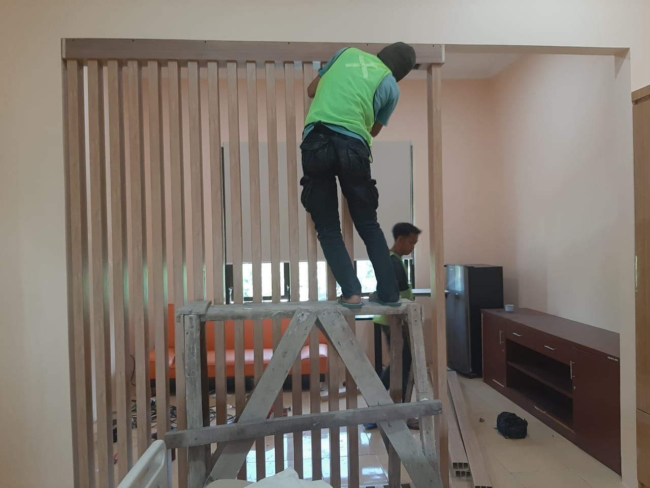Tim CV Nurkasa Jaya Pertiwi memasang elemen interior kayu